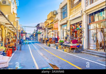 TEL AVIV, ISRAELE - 25 FEBBRAIO 2016: Il mercato delle pulci della vecchia Giaffa è uno dei punti di riferimento più importanti con la vasta gamma di beni interessanti Foto Stock