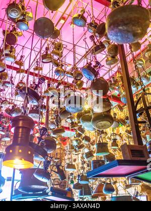 TEL AVIV, ISRAELE - 25 FEBBRAIO 2016: Gli articoli da cucina vintage all'interno dell'interessante ristorante nella vecchia Jaffa, il 25 febbraio a Tel Aviv. Foto Stock