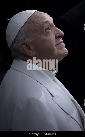 Città del Vaticano, Vatikanstadt. 27 febbraio 2023. Il 13 marzo 2023 segna i 10 anni di Pontificato per Papa Francesco. Nella foto : cerimonia di preghiera di Papa Francesco durante la visita tradizionale alla statua di Maria nel giorno della celebrazione dell'Immacolata Concezione e Piazza di Spagna l'8 dicembre 2017 credito: Agenzia fotografica indipendente/Alamy Live News Foto Stock