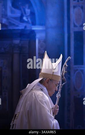 Il 13 marzo 2023 segna i 10 anni di Pontificato per Papa Francesco. Nella foto: Papa Francesco durante la messa nella basilica di San Pietro prima dell'apertura dell'Assemblea generale della Caritas Internationalis il 12 maggio 2015 in Vaticano. Foto Stock