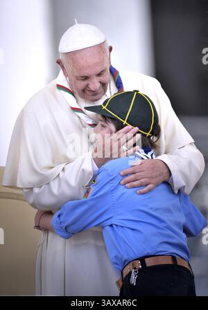 Città del Vaticano, Vatikanstadt. 27 febbraio 2023. Il 13 marzo 2023 segna i 10 anni di Pontificato per Papa Francesco. Nella foto: Papa Francesco durante un'udienza agli scout cattolici italiani (Agesci) in Piazza San Pietro in Vaticano. 13 giugno 2015 credito: Agenzia fotografica indipendente/Alamy Live News Foto Stock