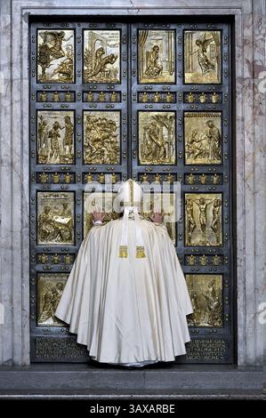 Città del Vaticano, Vatikanstadt. 27 febbraio 2023. Il 13 marzo 2023 segna i 10 anni di Pontificato per Papa Francesco. Nella foto: Papa Francesco apre la porta Santa nella basilica di San Pietro per celebrare l'inizio dell'anno giubilare della Misericordia, l'8 dicembre 2015 credito: Agenzia fotografica indipendente/Alamy Live News Foto Stock