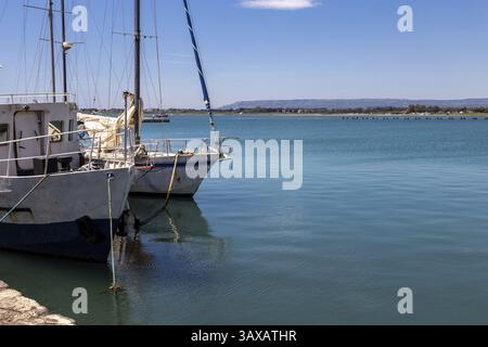 Barche da pesca ormeggiate in porto Foto Stock