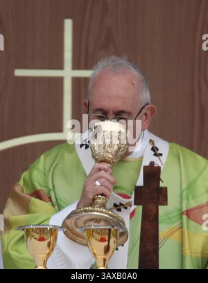 Foto datata 26/08/18, di Papa Francesco che partecipa alla messa di chiusura all'incontro mondiale delle famiglie al Phoenix Park di Dublino, nell'ambito della sua visita in Irlanda. Data di pubblicazione: Lunedì 21 aprile 2025. Foto Stock