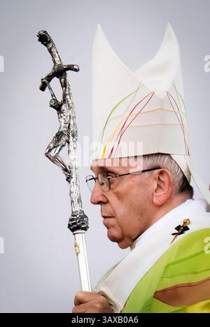 Foto datata 26/08/18, di Papa Francesco che partecipa alla messa di chiusura all'incontro mondiale delle famiglie al Phoenix Park di Dublino, nell'ambito della sua visita in Irlanda. Data di pubblicazione: Lunedì 21 aprile 2025. Foto Stock