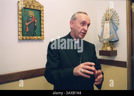 Buenos Aires, Argentina. 28 marzo 2011. 21 febbraio 2001, Buenos Aires, Argentina: JORGE MARIO BERGOGLIO, arcivescovo metropolita di Buenos Aires, intervistato il giorno in cui fu nominato cardinale da Papa Giovanni Paolo II. Fu nominato cardinale prete di San Roberto Bellarmino, una chiesa di Roma fondata da Papa Pio XI nel 1933. (Immagine di credito: © Carlos Barria/GDA/ZUMAPRESS.com) credito: Agenzia fotografica indipendente/Alamy Live News Foto Stock