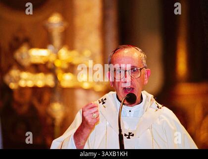 Buenos Aires, Argentina. 10 gennaio 2001. 10 gennaio 2001; Buenos Aires, Argentina; (FOTO DEL FILE) Papa Giovanni Paolo II è morto il 2 aprile 2005. La ricerca del nuovo Papa è in corso e le speculazioni sul leader dei miliardi di cattolici romani del mondo sono notoriamente imprevedibili, lo stesso Giovanni Paolo era un estraneo la cui elezione ha sorpreso il mondo. Nella foto: L'Arcivescovo di Buenos Aires JORGE MARIO BERGOGLIO (ARGENTINO), NATO il DEC. 17, 1936, è stato recentemente nominato cardinale da Papa Giovanni Paolo. (Immagine di credito: © Russell Gordon/ZUMAPRESS.com) credito: Agenzia fotografica indipendente/Alamy Live News Foto Stock