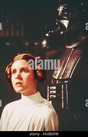 27 dicembre 2016 - file - CARRIE FRANCES FISHER (New York, 21 ottobre 1956 – New York, 27 dicembre 2016) è stata un'attrice, sceneggiatrice, autrice, produttrice e speaker statunitense. Era nota per aver interpretato la Principessa Leia nei film di Star Wars. Fisher era anche nota per i suoi romanzi semi-autobiografici, tra cui Postcards from the Edge, e la sceneggiatura del film omonimo, così come per la sua opera autobiografica di una donna, e il suo libro di saggistica, Wishful Drinking, basato sullo show. Altri suoi ruoli cinematografici includono Shampoo (1975), The Blues Brothers (1980), Hannah and Her Sisters (1986), The 'Burbs (1989), Foto Stock