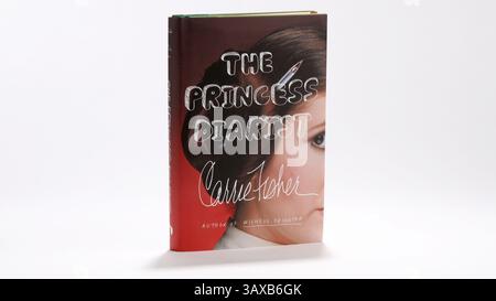 27 dicembre 2016 - file - CARRIE FRANCES FISHER (New York, 21 ottobre 1956 – New York, 27 dicembre 2016) è stata un'attrice, sceneggiatrice, autrice, produttrice e speaker statunitense. Era nota per aver interpretato la Principessa Leia nei film di Star Wars. Fisher era anche nota per i suoi romanzi semi-autobiografici, tra cui Postcards from the Edge, e la sceneggiatura del film omonimo, così come per la sua opera autobiografica di una donna, e il suo libro di saggistica, Wishful Drinking, basato sullo show. Altri suoi ruoli cinematografici includono Shampoo (1975), The Blues Brothers (1980), Hannah and Her Sisters (1986), The 'Burbs (1989), Foto Stock