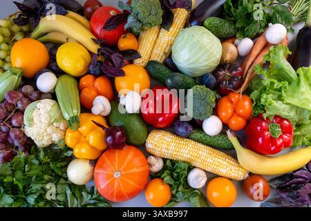 Assortimento di frutta e verdura fresca. Un variopinto assortimento di frutta e verdura fresca, tra cui arance, banane, peperoni, pomodori, uva Foto Stock