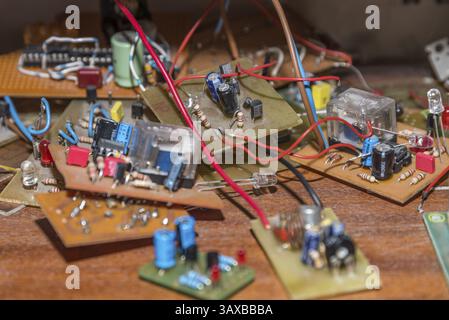 Componenti di ingegneria elettrica su una scheda a circuito stampato - circuito, LED, resistore, condensatore Foto Stock