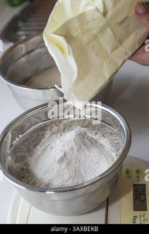 Preparazione degli ingredienti per cuocere il pane - preparazione del pane di segale fatto in casa Foto Stock