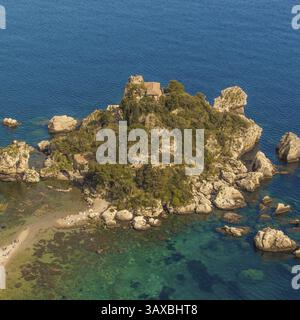 Italia, Taormina - Sicilia. Vista aerea dell'isola e della spiaggia dell'Isola bella sulle acque blu del mediterraneo, in Europa Foto Stock