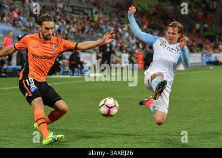 3 dicembre 2016 - Melbourne, Victoria, Australia - NICK FITZGERALD (12) del Melbourne City cerca di bloccare un calcio da JACK HINGERT (19) del Brisbane Roar nel turno 9 della partita della A-League tra Melbourne City e Brisbane Roar all'AAMI Park di Melbourne, Australia. Melbourne Drew with Brisbane 1-1 (immagine di credito: © Sydney Low via ZUMA Wire) Foto Stock