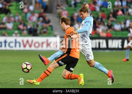 3 dicembre 2016 - Melbourne, Victoria, Australia - COREY BROWN (5) di Brisbane Roar e NICK FITZGERALD (12) di Melbourne City combattono per il pallone nel round 9 della partita della A-League tra Melbourne City e Brisbane Roar all'AAMI Park di Melbourne, Australia. Melbourne Drew with Brisbane 1-1 (immagine di credito: © Sydney Low via ZUMA Wire) Foto Stock