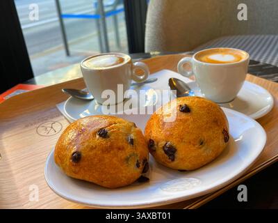 Due brioche e due tazze di caffè. Foto Stock
