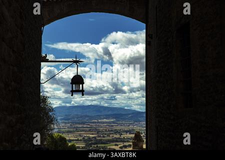 Vista della meravigliosa campagna di Assisi dalle sue strade Foto Stock