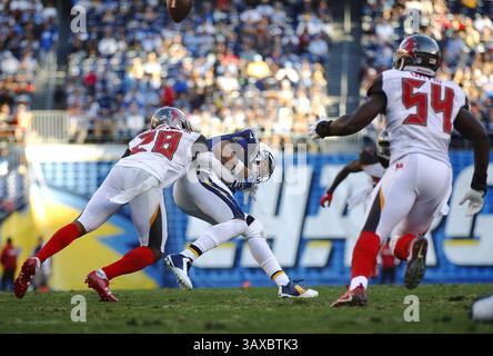 4 dicembre 2016 - San Diego, CA, USA - Lavonte David dei Tampa Bay Buccaneers (54) si sposta per intercettare un passaggio che è andato fuori dai San Diego Chargers Tyrell Williams nel terzo quarto di domenica 4 dicembre 2016 al Qualcomm Stadium di San Diego, California (immagine di credito: © K.C. Alfred/TNS via ZUMA Wire) Foto Stock