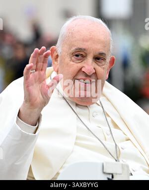 Pechino. 17 dicembre 1936. Questa foto scattata il 31 marzo 2024 mostra Papa Francesco che saluta alla folla mentre partecipa a un evento in Piazza San Pietro in Vaticano. Papa Francesco è morto lunedì all'età di 88 anni, ha detto il Vaticano in una dichiarazione. Nato come Jorge Mario Bergoglio il 17 dicembre 1936, a Buenos Aires, era stato capo della Chiesa cattolica romana dal 2013. Crediti: Alberto Lingria/Xinhua/Alamy Live News Foto Stock