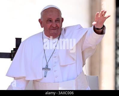 Pechino. 17 dicembre 1936. Questa foto scattata il 26 maggio 2024 mostra Papa Francesco che saluta alla folla mentre partecipa a un evento in Piazza San Pietro in Vaticano. Papa Francesco è morto lunedì all'età di 88 anni, ha detto il Vaticano in una dichiarazione. Nato come Jorge Mario Bergoglio il 17 dicembre 1936, a Buenos Aires, era stato capo della Chiesa cattolica romana dal 2013. Crediti: Alberto Lingria/Xinhua/Alamy Live News Foto Stock