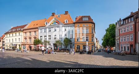 Vecchia piazza del mercato con colorate case barocche e in mattoni gotici nella città vecchia di Stralsund, Meclemburgo-Vorpommern, Germania Foto Stock