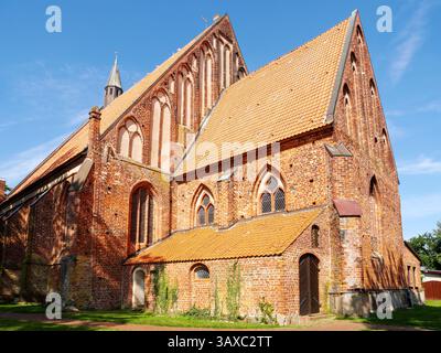 Chiesa di San Giorgio a Wiek, chiesa gotica in mattoni rossi di origine medievale sulla penisola di Wittow, Rügen, Meclemburgo-Vorpommern, Germania Foto Stock