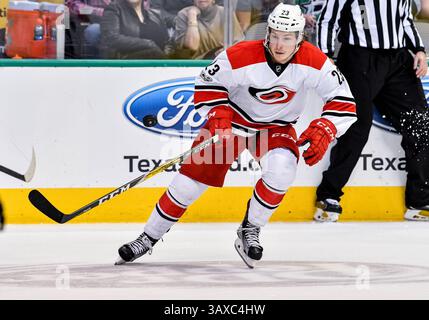 11 febbraio 2017.Carolina Hurricanes ha lasciato l'ala Brock McGinn (23) con il puck durante una partita tra Carolina Hurricanes e Dallas Stars all'American Airlines Center di Dallas Texas..Manny Flores/Cal Sport Media Foto Stock