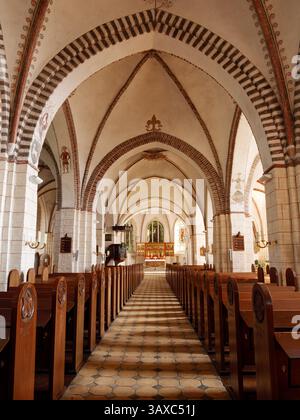 Interno della chiesa di San Nicola a Burg auf Fehmarn, Schleswig-Holstein, Germania, sala chiesa con archi e altare Foto Stock
