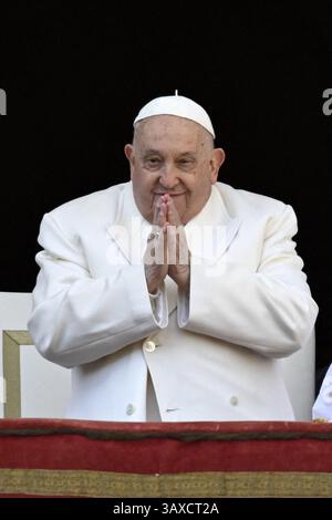 Foto - Papa Francesco consegna il suo messaggio di benedizione Urbi et Orbi di Natale (alla città e al mondo) dal balcone centrale della Basilica di San Pietro in Vaticano il 25 dicembre 2024. Papa Francesco è morto il lunedì di Pasqua, 21 aprile 2025, all'età di 88 anni nella sua residenza nella Casa Santa Marta del Vaticano. Foto di (EV) Vatican Media/ABACAPRESS. COM credito: Abaca Press/Alamy Live News Foto Stock