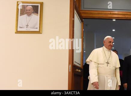 Foto - Papa Francesco nella Casa Santa Marta, la guest House in Vaticano il 7 aprile 2014 dove ha scelto di vivere. La pensione fu costruita nel 1996 sul sito di un antico ospizio per i poveri. L'edificio a cinque piani dispone di 106 suite, 22 camere singole e un appartamento e si trova ai margini della città del Vaticano. È regolarmente abitata da qualche dozzina di sacerdoti e vescovi che lavorano in Vaticano. Metà delle stanze sono disponibili per cardinali e vescovi in visita a Roma per il pubblico o altre occasioni ufficiali. Fu Papa Giovanni Paolo II a chiedere la costruzione di una residenza in cui l'auto Foto Stock