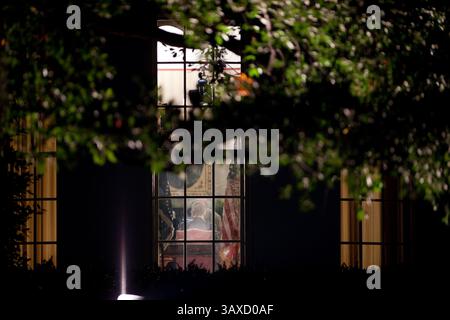 29 settembre 2010 - Washington, DC - il presidente Barack Obama, fotografato da South Lawn della Casa Bianca, consegna un discorso alla nazione dall'Ufficio ovale alla fine della missione di combattimento in Iraq, 31 agosto 2010. Barack Hussein Obama II (4 agosto 1961) è il 44° presidente degli Stati Uniti d'America. È il primo afroamericano ad essere eletto in carica e il primo presidente nato al di fuori degli Stati Uniti contigui. Nato a Honolulu, Hawaii, Obama si è laureato alla Columbia University e alla Harvard Law School. Ha lavorato come avvocato per i diritti civili e ha insegnato diritto costituzionale alla Foto Stock