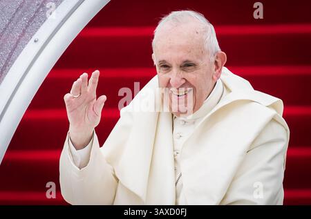 Dublino, Irlanda. 21 aprile 2025. Foto del file del 26/08/18, Papa Francesco arriva a partecipare alla messa di chiusura all'incontro mondiale delle famiglie al Phoenix Park di Dublino, nell'ambito della sua visita in Irlanda. Data di pubblicazione: Lunedì 21 aprile 2025. Credito: Agenzia fotografica indipendente/Alamy Live News Foto Stock