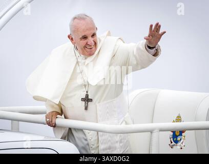 Dublino, Irlanda. 21 aprile 2025. Foto del file del 26/08/18, Papa Francesco arriva a partecipare alla messa di chiusura all'incontro mondiale delle famiglie al Phoenix Park di Dublino, nell'ambito della sua visita in Irlanda. Data di pubblicazione: Lunedì 21 aprile 2025. Credito: Agenzia fotografica indipendente/Alamy Live News Foto Stock