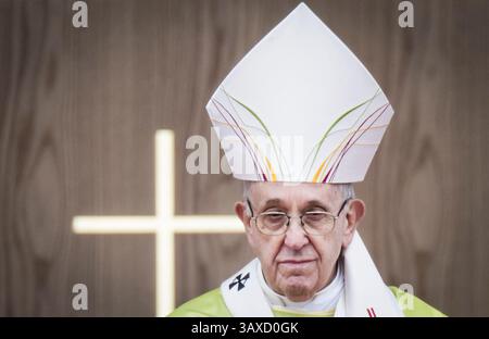Dublino, Irlanda. 21 aprile 2025. Foto datata 26/08/18, di Papa Francesco che partecipa alla messa di chiusura all'incontro mondiale delle famiglie al Phoenix Park di Dublino, nell'ambito della sua visita in Irlanda. Data di pubblicazione: Lunedì 21 aprile 2025. Credito: Agenzia fotografica indipendente/Alamy Live News Foto Stock