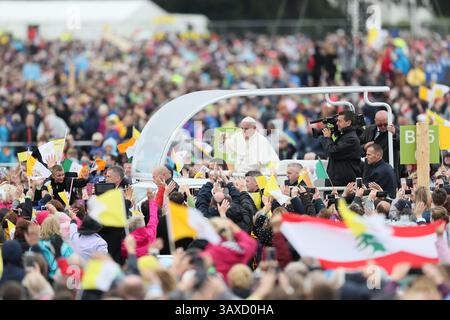 Dublino, Irlanda. 21 aprile 2025. La foto del file del 26/08/18 di Papa Francesco arriva per partecipare alla messa di chiusura all'incontro mondiale delle famiglie al Phoenix Park di Dublino, nell'ambito della sua visita in Irlanda. Data di pubblicazione: Lunedì 21 aprile 2025. Credito: Agenzia fotografica indipendente/Alamy Live News Foto Stock