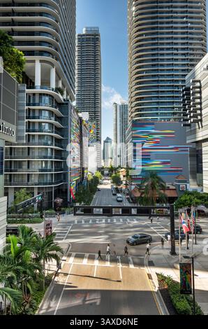 Zona commerciale di lusso nel centro di Miami, Florida, e traffico Foto Stock
