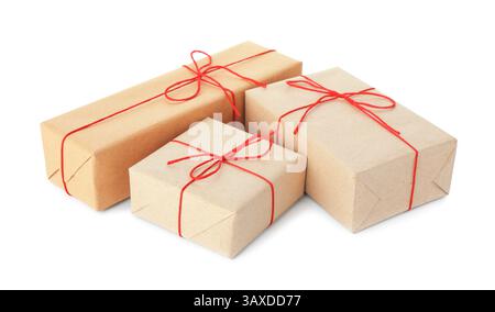 Molte confezioni regalo confezionate in carta kraft isolate su bianco Foto Stock