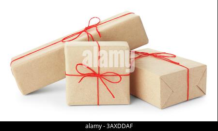 Molte confezioni regalo confezionate in carta kraft isolate su bianco Foto Stock