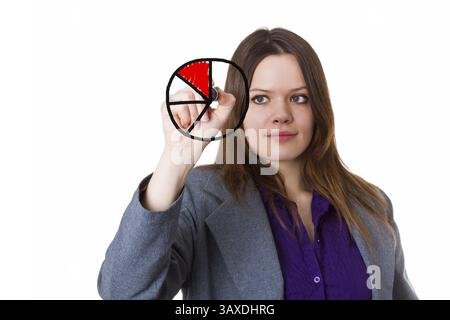 Giovane donna che disegna un grafico a torta su un pannello di vetro - isolata giovane donna che disegna un grafico a torta su un pannello di vetro - isolata Foto Stock
