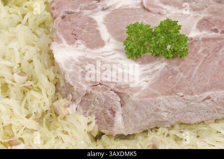 Costolette bollite su crauti Foto Stock