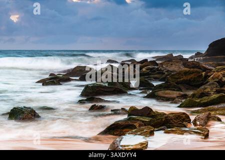Moody Sunrise Seascape a Killcare Beach sulla costa centrale del nuovo Galles del Sud, Australia. Foto Stock