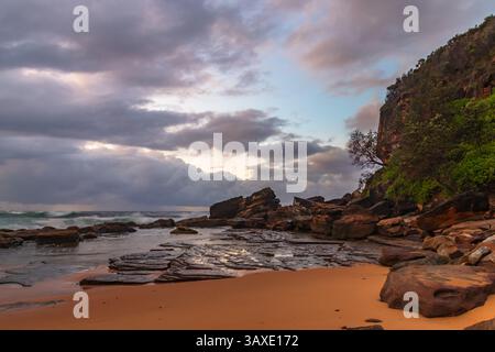 Moody Sunrise Seascape a Killcare Beach sulla costa centrale del nuovo Galles del Sud, Australia. Foto Stock