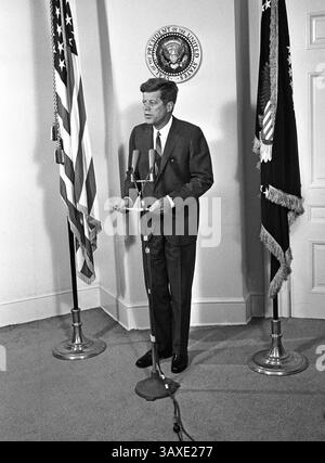 16 gennaio 2017 - Washington, Distretto di Columbia, Stati Uniti d'America - il presidente degli Stati Uniti John F. Kennedy annuncia la nomina di W. Willard Wirtz come Segretario del lavoro degli Stati Uniti alla Casa Bianca di Washington, DC il 30 agosto 1962..Credit: Arnie Sachs / CNP (Credit Image: © Arnie Sachs/CNP via ZUMA Wire) Foto Stock