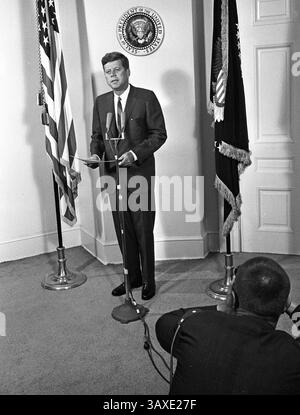 16 gennaio 2017 - Washington, Distretto di Columbia, Stati Uniti d'America - Un fotografo cattura il momento come il presidente degli Stati Uniti John F. Kennedy annuncia la nomina di W. Willard Wirtz come Segretario del lavoro degli Stati Uniti alla Casa Bianca di Washington, DC il 30 agosto 1962..Credit: Arnie Sachs / CNP (Credit Image: © Arnie Sachs/CNP via ZUMA Wire) Foto Stock