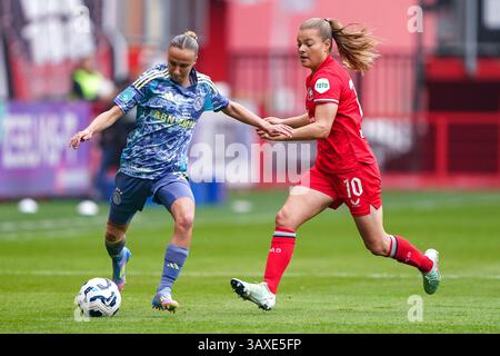 Enschede, Paesi Bassi. 21 aprile 2025. ENSCHEDE, PAESI BASSI - 21 APRILE: Rosa van Gool dell'Ajax combatte per il pallone con Kayleigh van Dooren del FC Twente durante l'Azerion Eredivisie match olandese tra FC Twente e Ajax a Grolsch veste il 21 aprile 2025 a Enschede, Paesi Bassi. (Foto di Andre Weening/Orange Pictures) credito: Orange Pics BV/Alamy Live News Foto Stock