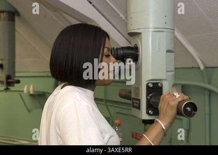 12 dicembre 2016 - Cape Canaveral, FL, Stati Uniti - l'attrice Taraji Henson di Hidden Figures guarda attraverso un periscopio durante una visita alla Cape Canaveral Air Force Station Launch Pad 14 12 dicembre 2016 a Cape Canaveral, Florida. Questa rampa di lancio è stata la location del lancio del John Glenn Project Mercury presentato nel film. (Immagine di credito: © Kim Shiflett/NASA via ZUMA Wire) Foto Stock