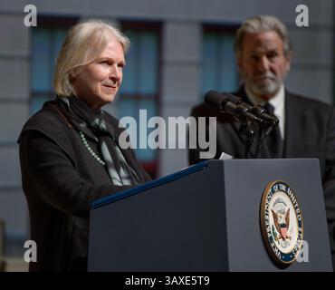 17 dicembre 2016 - Columbus, Stati Uniti - la nuora Karen Fagerstrom parla ad un servizio commemorativo che celebra la vita dell'ex astronauta della NASA e senatore degli Stati Uniti John Glenn all'Ohio State University Mershon Auditorium 17 dicembre 2016 a Columbus, Ohio. (Immagine di credito: © Bill Ingalls/NASA via ZUMA Wire) Foto Stock
