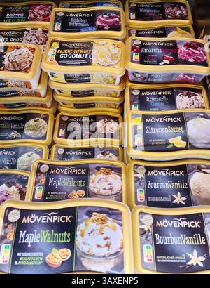 Kiel, Germania - 19. Aprile 2025: Vari gusti di gelato Mövenpick in vasche di plastica sono ordinati in un congelatore per supermercati, pronto per l'acquisto Foto Stock