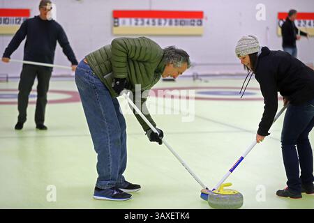 24 gennaio 2017 - Lakeville, Minnesota, USA - Mike Portugue e la vicina Jennifer Born cercano di alterare il percorso della pietra verso un percorso più favorevole mentre curling il 24 gennaio 2017 a Lakeville, Minn. Entrambi sono nuovi per il gioco. (Immagine di credito: © Richard Tsong-Taatarii/TNS via ZUMA Wire) Foto Stock