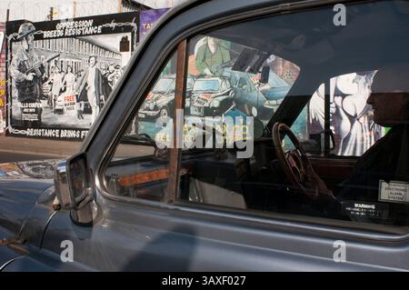 16 novembre 2016 - Belfast, Irlanda del Nord, Regno Unito - Belfast Black taxi tour di fronte a uno dei murales lealisti Falls Road Street. UF.F. murale, Belfast Est. Finché cento di noi rimarranno vivi, non acconsentiremo mai, in ogni caso, a sottometterci agli irlandesi per la loro non gloria, onore o ricchezze lottiamo, ma per la sola libertà che nessun uomo perde, ma con la sua vita. U.D.A./U.F.F.' (immagine di credito: © Sergi Reboredo via ZUMA Wire) Foto Stock